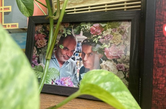 Les éditeurs de l’Arbre vengeur, en photo encadrée parmi les plantes